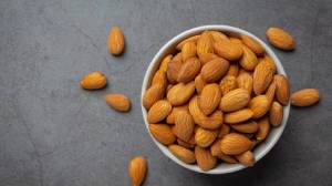 सुके की भिजवून, कमी की जास्त? बद्धकोष्ठता आणि वाताचा त्रास असेल तर बदामाचे सेवन कसे करावे? डॉक्टरांनी दिली माहिती