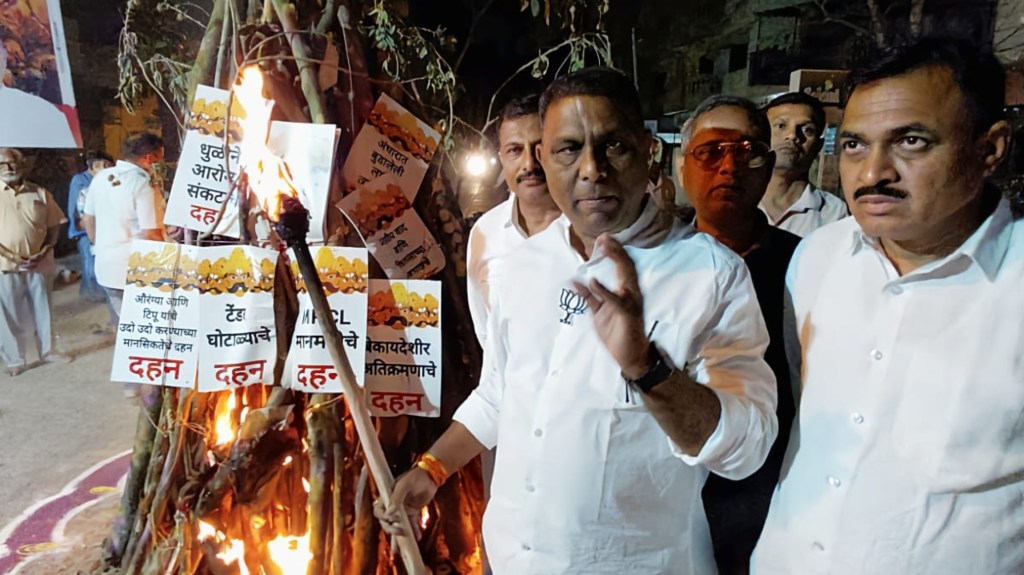 malegaon-bjp-protest-asif-sheikh-aurangzeb-tomb-visit-political-controversy-nashik malegaon-bjp-protest-asif-sheikh-aurangzeb-tomb-visit-political-controversy-nashik