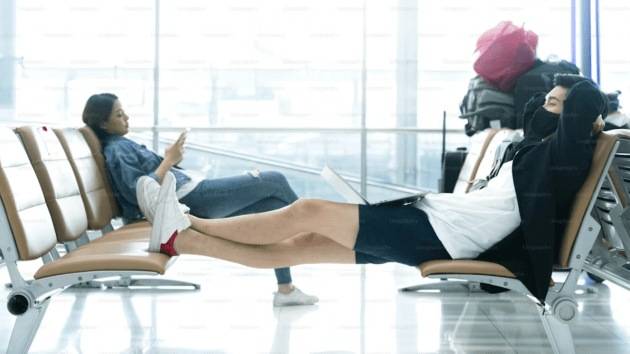 विश्रांती ध्या - जर विलंब बराच असेल, तर विमानतळावरील लाउंज किंवा अल्पकालीन हॉटेल रूम बुक करण्याचा विचार करा. बोर्डिंग करण्यापूर्वी आंघोळ किंवा एक छोटीशी डुलकी तुमचा मूड पूर्णपणे बदलू शकते.