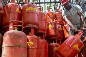 Maharashtra government PNG gas connection mandatory | LPG cylinder replacement deadline June 30 | Mumbai PNG network expansion | Rationing Controller Chandrakant Dange press conference