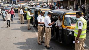pune-traffic-police-action-against-375-rickshaw-drivers-at-swargate-ten-vehicles-seized