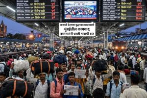 war-shadow-migrant-workers-flee-mumbai-huge-crowds-at-railway-stations-due-to-gas-shortage-and-job-fears