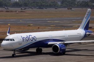 Indigo flight emergency landing at Delhi airport engine failure | Visakhapatnam-Delhi Indigo 6E 579 technical snag | दिल्ली विमानतळावर इंडिगो विमानाचे आपत्कालीन लँडिंग | इंडिगो विमानाचे इंजिन निकामी १६१ प्रवासी सुखरूप