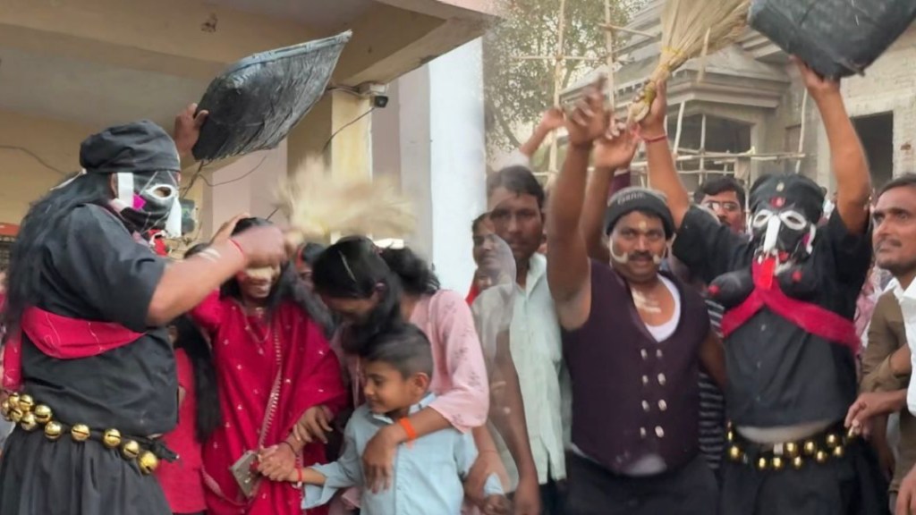 Kelwad Dasan Dukkar Tradition | केलवड गावातील डसन डुक्कर परंपरा धुलिवंदन Kelwad Dasan Dukkar Tradition | केलवड गावातील डसन डुक्कर परंपरा धुलिवंदन