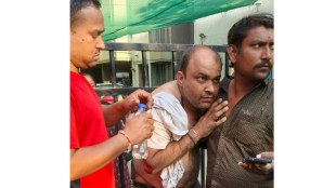 Mira Road police van accident | Mira Road accident news | injured biker in Mira Road | Mira Bhayandar police news | मिरा रोड पोलीस व्हॅन अपघात | मिरा भाईंदर बातमी | पोलीस व्हॅन धडक | गंभीर जखमी दुचाकीस्वार