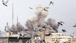 Donald Trump, Iran, US Iran War, Hormuz Strait, Vladimir Putin, Oil Crisis, International News in Marathi, US vs Iran, Gulf Crisis, Russia US Discussion, World News, Breaking News, America, Tehran, Global Energy Supply,