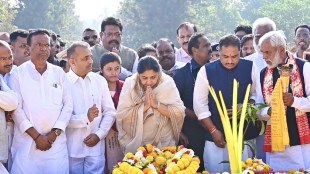 Sunetra Pawar pays tribute to Yashwantrao Chavan at Karad | सुनेत्रा पवार यांनी कराड येथे यशवंतराव चव्हाण यांच्या समाधीला अभिवादन केले, महाराष्ट्र राजकीय घडामोडी, अजित पवार वारसा.