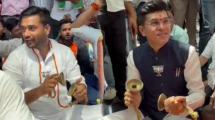 Vasai Virar BJP protest, Municipal Corporation invitation card row, MLA MP names missing, Palghar political news | वसई-विरार भाजप आंदोलन, महापालिका निमंत्रण पत्रिका वाद, आमदार-खासदारांची नावे गायब, पालघर राजकीय बातमी