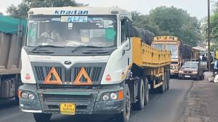 Ayush Prasad, Nashik Collector, Yeola Manmad Malegaon Highway, Heavy Vehicle Ban, Traffic Jam, Maharashtra Highway News, Nashik District Administration, Malegaon News, Manmad Traffic Update, Yeola News, Road Safety, Maharashtra Police, NHAI, PWD Maharashtra, Heavy Vehicle Entry Timings, आयुष प्रसाद, नाशिक जिल्हाधिकारी, येवला मनमाड मालेगाव हायवे, अवजड वाहन बंदी, वाहतूक कोंडी, नाशिक न्यूज, मालेगाव बातमी, मनमाड वाहतूक,