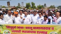 आंबा आणि काजू ​नुकसान भरपाईसाठी मुंबई-गोवा महामार्गावर ‘चक्का जाम’; राजू शेट्टींच्या नेतृत्वाखाली शेतकरी रस्त्यावर