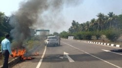 ​मुंबई-गोवा महामार्गावर कुडाळ तालुक्यातील पावशी येथे टायर पेटवून वाहतूक रोखली