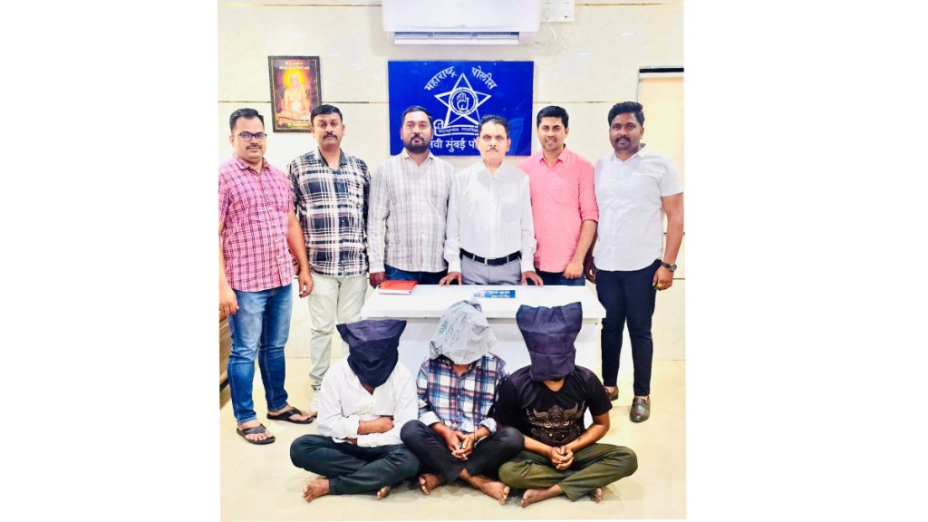 Rabale Police arrest gold thieves | Navi Mumbai Crime Branch investigation | Senior citizen safety Maharashtra | Police team with arrested accused Rabale Police arrest gold thieves | Navi Mumbai Crime Branch investigation | Senior citizen safety Maharashtra | Police team with arrested accused