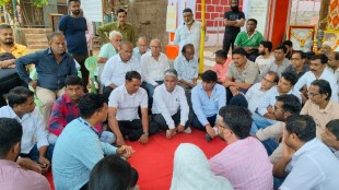Matheran E-Rickshaw protest hunger strike | Shramik Hand Rickshaw Operators Association Matheran | Supreme Court order on Matheran E-Rickshaw | Matheran tourism news Raigad