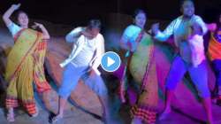 हे तर एकदम जोशमध्ये… भररस्त्यात काका-काकूंचा नादखुळा डान्स; VIDEO पाहून नेटकरी म्हणाले, “जरा हळू नाचा…”