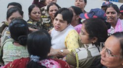 नाशिक कोर्टाच्या आवारात गोंधळ! तृप्ती देसाई भोंदू बाबाच्या अंगावर धावून गेल्या… पुढे काय झाले?