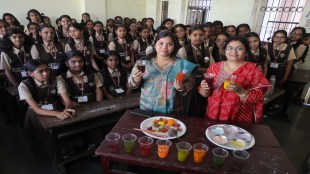 Kalyan School Students Making Natural Holi Colors | कल्याण सुभेदार वाडा विद्यालय नैसर्गिक रंग कार्यशाळा