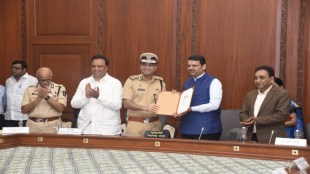Nashik Police Commissioner Sandeep Karnik receiving award | CM Devendra Fadnavis e-governance initiative Maharashtra | Nashik District Kaydyacha Balekilla project | Digital India Maharashtra Police reforms