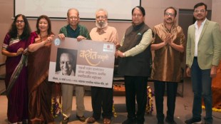 Vijay Kenkre speaking at Vasant Kanetkar event | Marathi theatre director Vijay Kenkre Pune | Vasant Kanetkar Smruti Mahotsav Pune | Vandana Gupte and Vijay Kenkre at Marathi Sahitya event