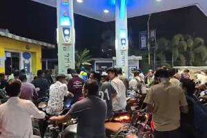 Indian petrol pump crowd management
