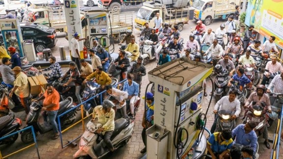 Petrol and diesel price cut impact on revenue | FM Nirmala Sitharaman on excise duty reduction | इंधन दर कपातीमुळे महसुली तोटा | पेट्रोल डिझेल उत्पादन शुल्क कपात