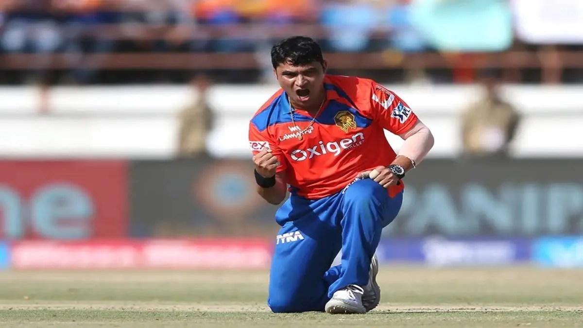 Pravin Tambe Hattrick on 2 Balls