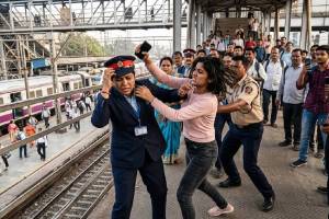 Thane Railway Station Female TC Attacked | ठाणे रेल्वे स्थानक महिला टीसी मारहाण | Central Railway Crime | Railway Police Action Thane