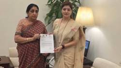 Rupali Chakankar Resignation : मुख्यमंत्री फडणवीसांच्या आदेशानंतर अखेर रूपाली चाकणकर यांचा राजीनामा