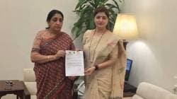 Rupali Chakankar Resignation : मुख्यमंत्री फडणवीसांच्या आदेशानंतर अखेर रूपाली चाकणकर यांचा राजीनामा