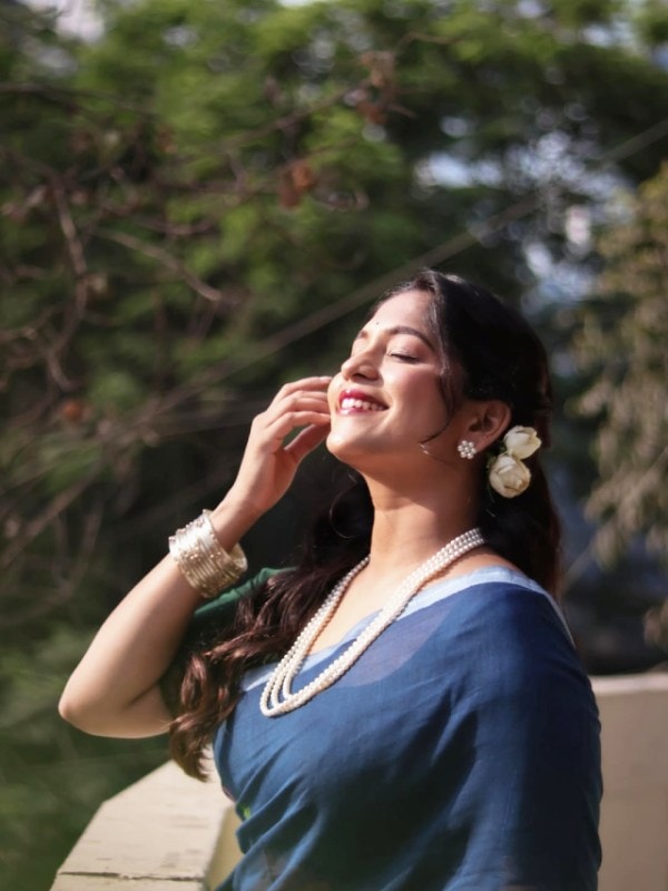 Samruddhi Kelkar Blue Mul Cotton Saree Look