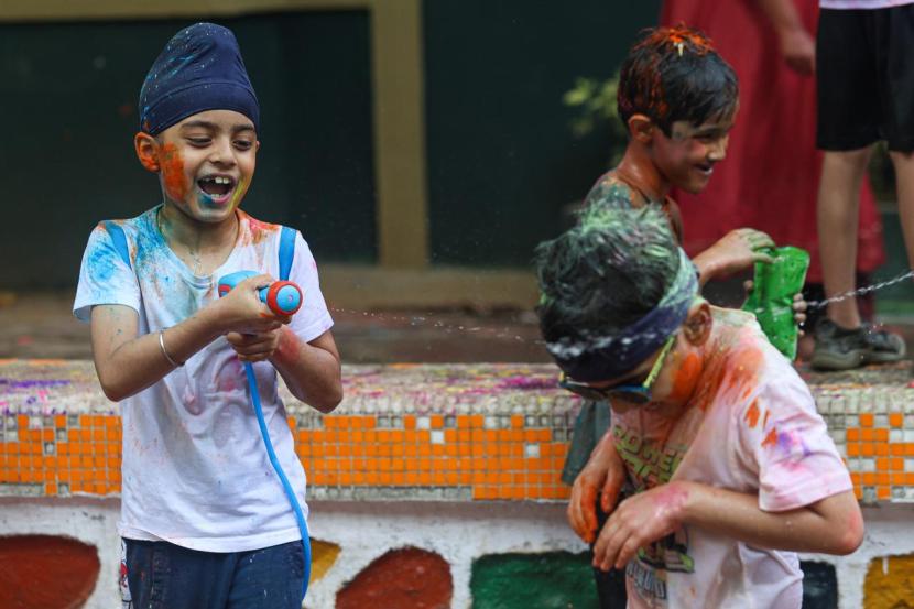 गेल्या काही वर्षांपासून मैदानात एकत्र जमून रंगपंचमी खेळण्याची परंपरा सुरू झाली आहे.