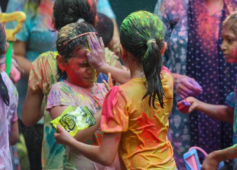 कोणी आपल्या चाळीत,तर कोणी आपल्या सोसायटीत रंगपंचमी खेळतो.