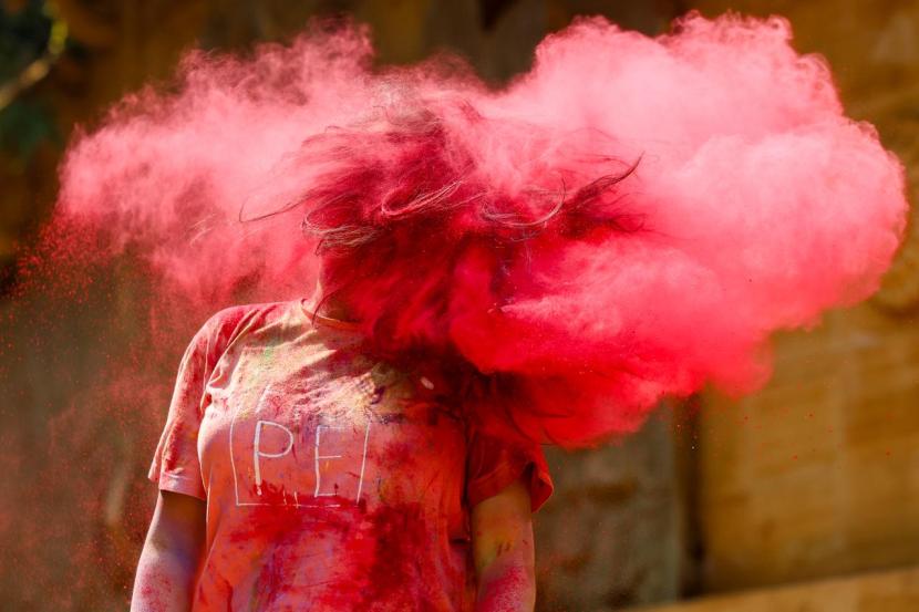 रंगपंचमीचा हा सण साजरा करण्यासाठी मुंबईतील विविध भागातील लोक एकत्र जमतात आणि उत्साह साजरा करतात.