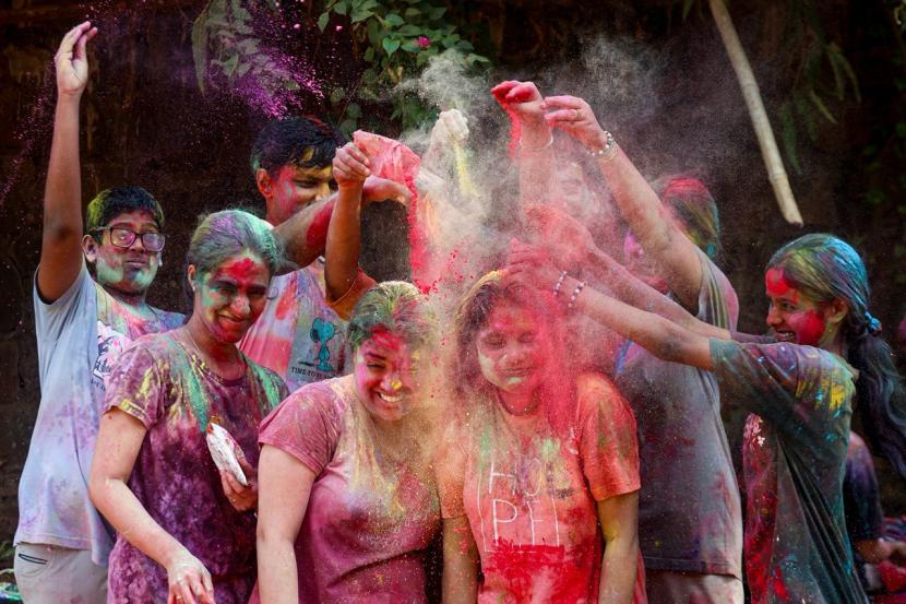 रंगांची उधळण करत हा सण आनंदाने साजरा केला जातो.