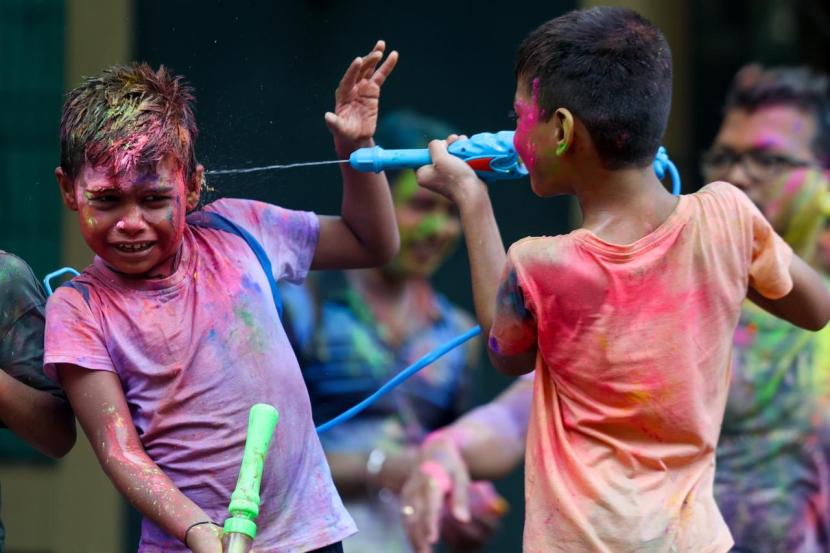 बाजारात उपलब्ध असलेल्या नवनवीन प्रकाराच्या पिचकाऱ्या घेऊन लहान मुलंही या सणात आनंदाने सहभागी होतात.