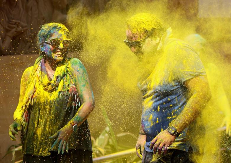 पर्यावरणपूरक होळी खेळण्याचे आवाहन करण्यात आल्याने अनेकजण फक्त सुक्या आणि इको फ्रेंडली रंगांचाच वापर करून रंगपंचमी खेळतात.