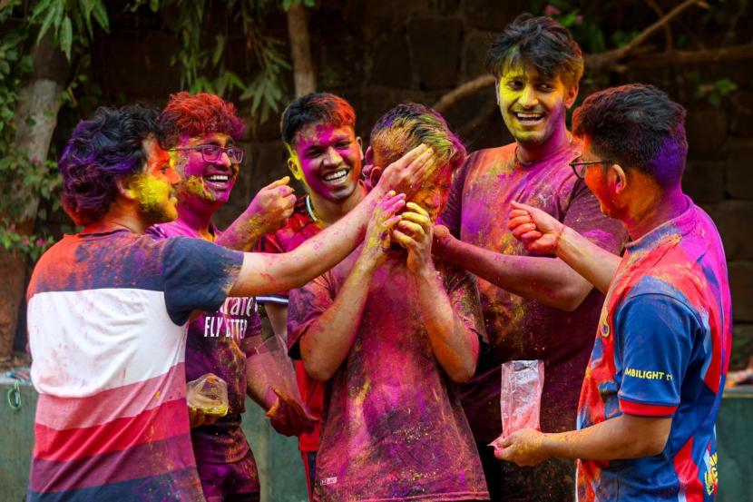 विविध रंगांनी तरुण मंडळी एकमेकांना उत्साहात रंग लावतात.