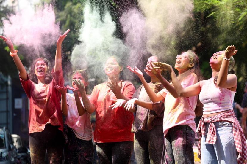 विविध कॉलेज, ऑफिसचे मित्र मैत्रिणी एका मैदानावर जमून सामूहिक रंगपंचमी साजरी करतात. अशाचप्रकारे शिवाजी पार्क येथेही रंगपंचमी साजरी करण्यात आली.