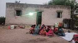 चोरीची कबुली नाही म्हणून बापानेच दोन मुलींना ॲंगलला उलटे टांगले; एकीचा मृत्यू, एकीची मृत्यूशी झुंज