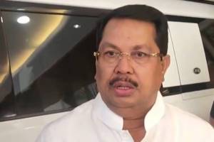 Vijay Wadettiwar making allegations against Ashok Kharat | Ashok Kharat Office Controversy Marathi News | विजय वडेट्टीवार यांचा अशोक खरात यांच्यावर आरोप | वडेट्टीवार खळबळजनक विधान बातमी