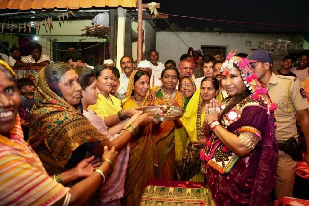 Meghana Bordikar Banjara Dress Holi | मेघना बोर्डीकर बंजारा वेशभूषा होळी | Parbhani Guardian Minister Holi Celebration | जिंतूर बंजारा तांडा होळी उत्सव Meghana Bordikar Banjara Dress Holi | मेघना बोर्डीकर बंजारा वेशभूषा होळी | Parbhani Guardian Minister Holi Celebration | जिंतूर बंजारा तांडा होळी उत्सव