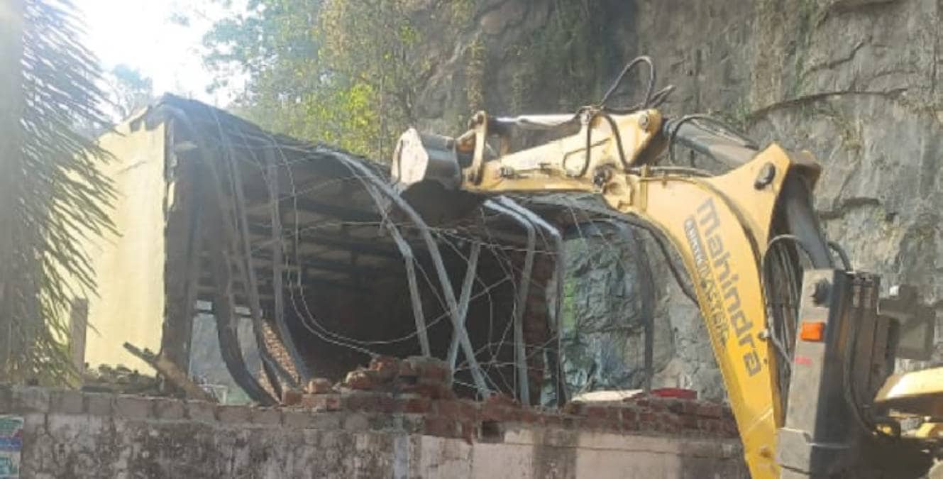 कल्याण पूर्वेतील सूचकनाका भागात बेकायदा मदरसा जमीनदोस्त, पालिका जे प्रभागाची कारवाई