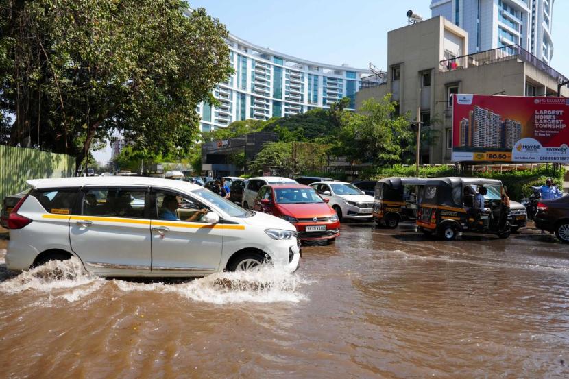 तर, गाड्या पाण्यात गेल्याने गाड्यांचंही नुकसान होण्याची शक्यता आहे.