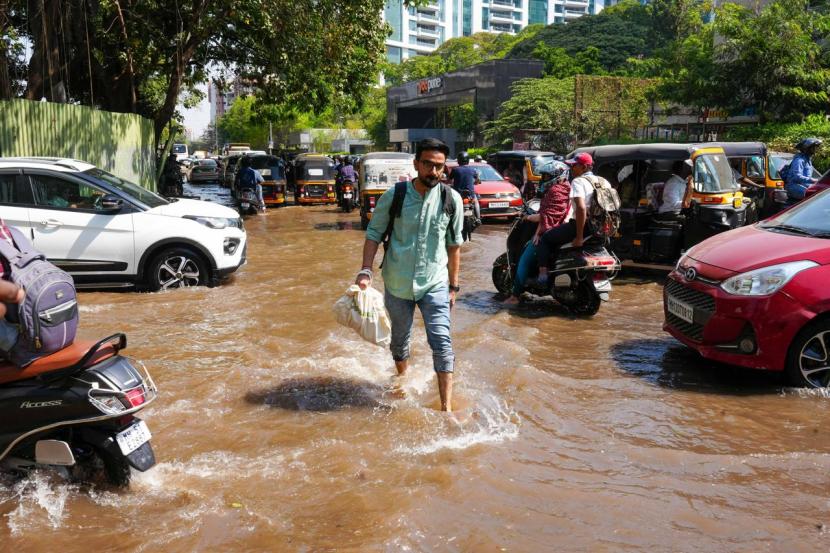 नागरिकांना रस्त्यावरून चालणे कठीण झाले आहे.