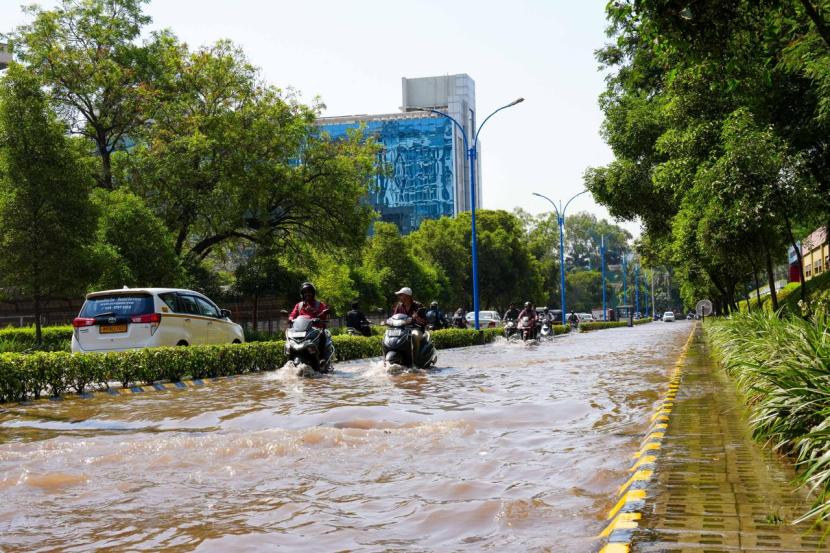 दरम्यान, यामुळे जनजीवन विस्कळीत झाले.