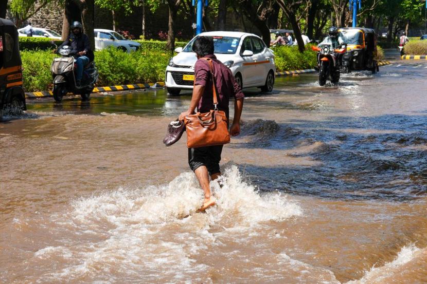दरम्यान, या अंतर्गत रस्त्यांवरील वाहतूक पूर्णपणे ठप्प झाल्याने वाहनचालकांनी मुख्य मार्गांचा आधार घेतला.