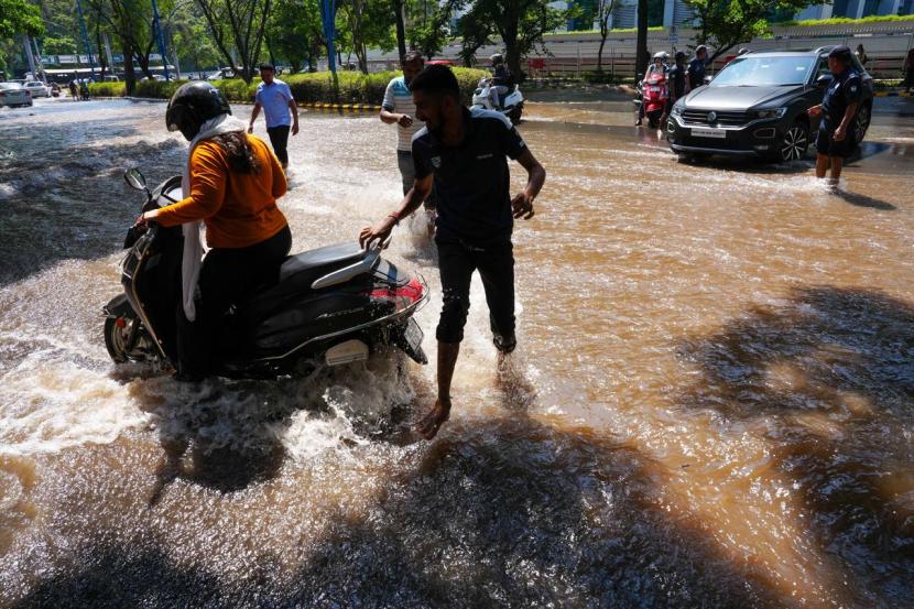 पाण्याचा प्रवाह जास्त असल्याने समुद्राला भरती यावी त्याप्रमाणे या पाण्याला लाटा येत असल्याचं दिसलं.