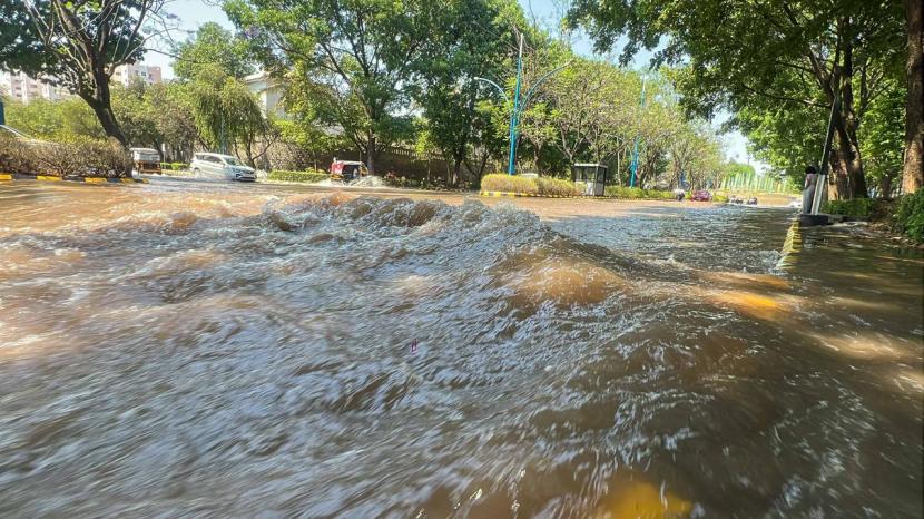 परिणामी पाण्याचा प्रवाह वाढत गेला. खालून वरपर्यंत कालव्याचा भराव निघाल्याने पाणी प्रचंड प्रमाणात बाहेर पडले.
