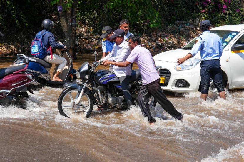 कालवा फुटल्याने मगरपट्टा सिटी, हडपसर इंडस्ट्रीअल विभाग आणि कीर्तने बागेपर्यंतचा वाहतुकीचा बोजवारा उडाला आहे.