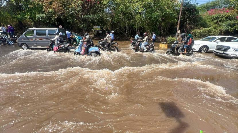 मगरपट्टा सिटीच्या काही भागात ड्रेनेजमधून पाणी उलट बाहेर येत असल्याने हडपसर औद्योगिक वसाहत पाण्याखाली गेली आहे.
