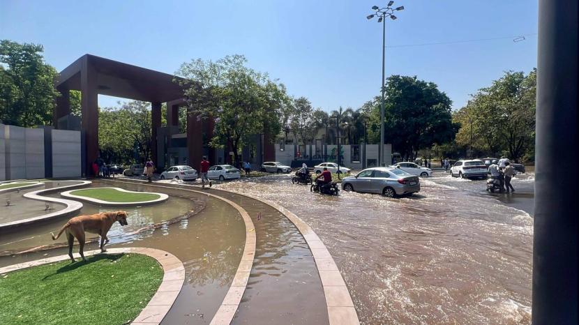 मगरपट्टा सिटीच्या पाठीमागील बाजूस असलेला नवीन मोठा उजवा कालवा आज पहाटे फुटला. यामुळे रस्त्यावर पाणी शिरले आहे.